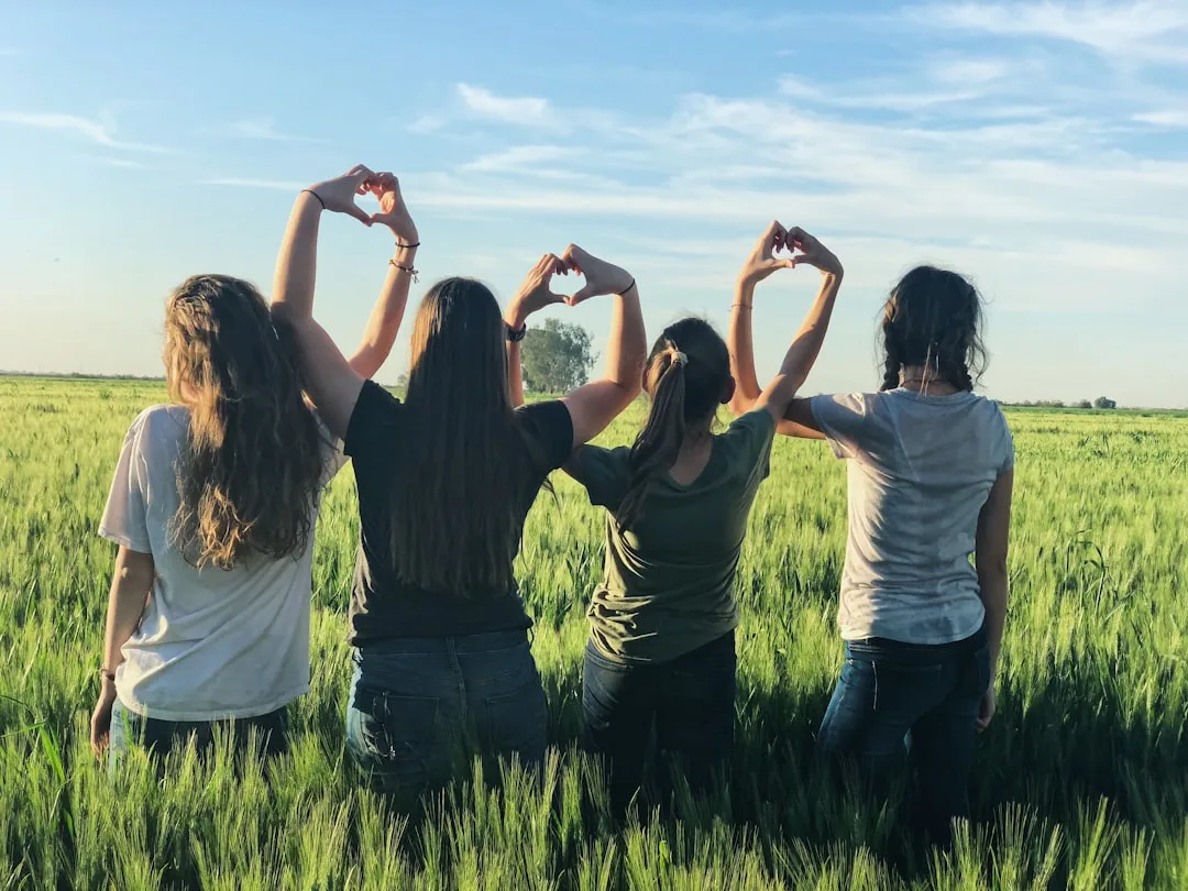 découvrez la véritable signification de l'amitié, l'importance des liens amicaux dans la vie et comment entretenir des relations sincères et durables avec vos amis.
