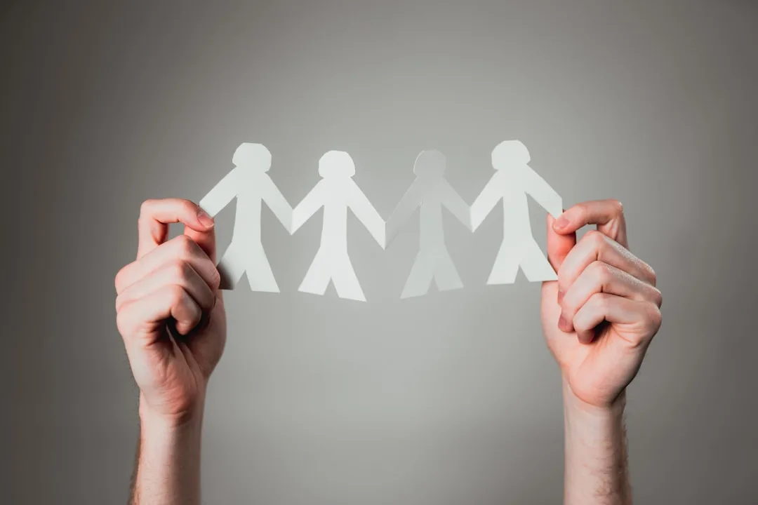 découvrez le véritable sens de l'amitié, son importance dans la vie quotidienne et comment entretenir des relations sincères et durables avec vos proches.