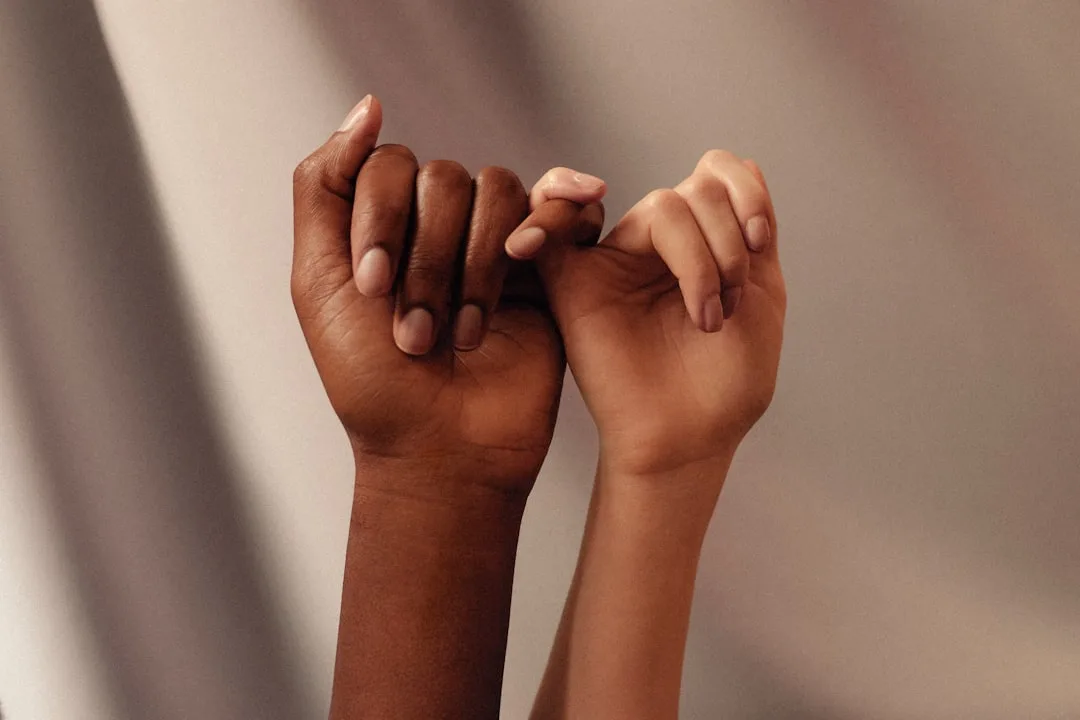 découvrez la vraie signification de l'amitié, son importance dans la vie quotidienne et comment renforcer vos relations pour une vie plus épanouie.